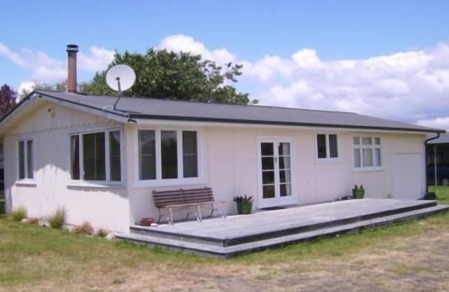 Taupo lakeside- self contained four bedroom house.