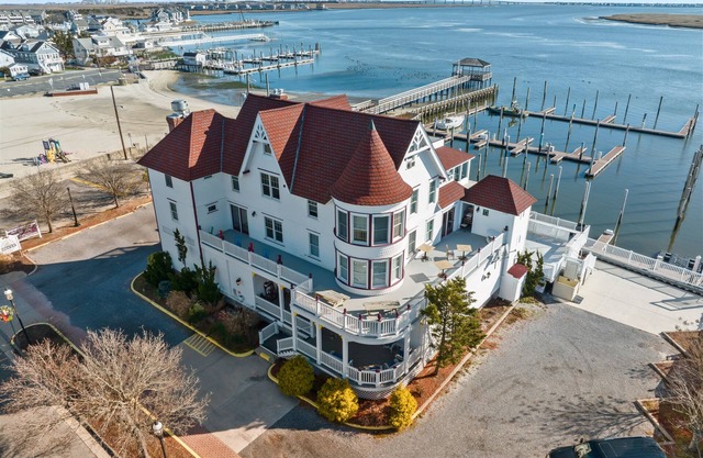 TAVERN ON THE BAY HOTEL- Lucky Luciano Suite