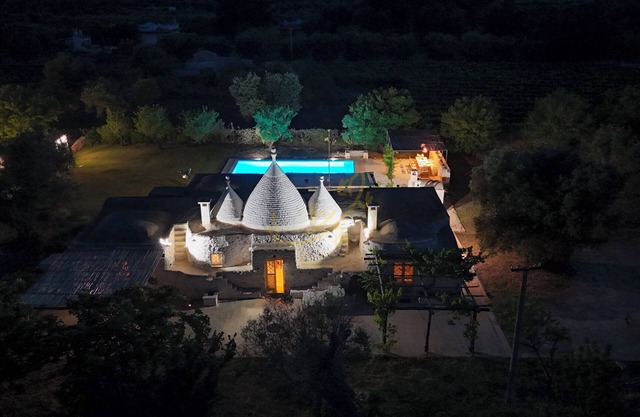 TD Trullo Titiro w/Wine Cellar, Vineyard & Pool