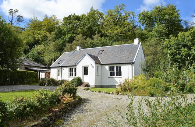 Teal Cottage, shoreline location, pet friendly, sleeps 4, both bedrooms en-suite