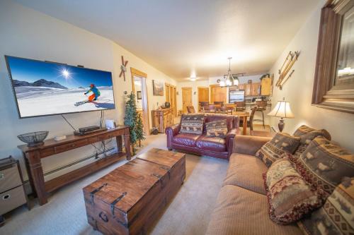 Tenderfoot Lodge 2611 by SummitCove Lodging