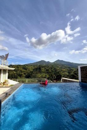 Teras Luhur Villa dengan Infinity Pool
