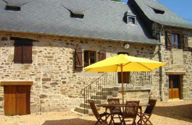 Terrasson: Set in the countryside in the heart of the so-called Périgord Noir (Black Perigord), an old farmhouse next to woodland, which sleeps up to 7 people.