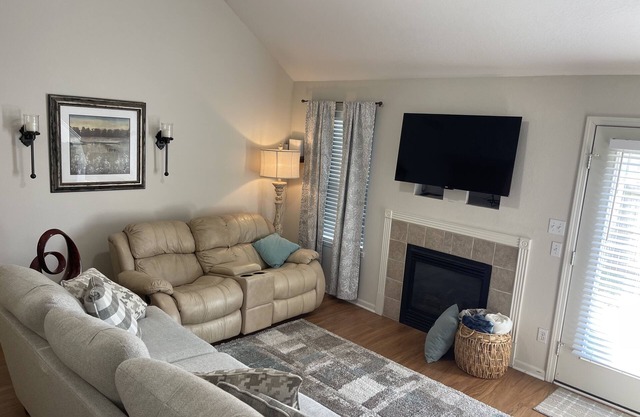 Terrific Townhome w/fenced in yard and patio