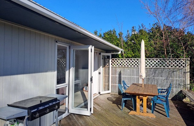 Teti Bach - Short stroll to Lakes edge