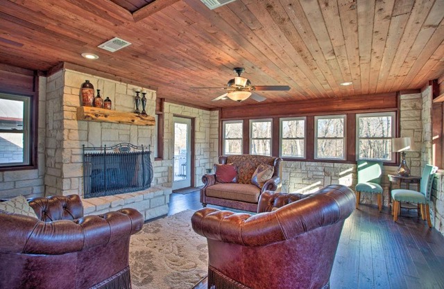 Texas Abode with Pool about 25 Miles to Lake Texoma!