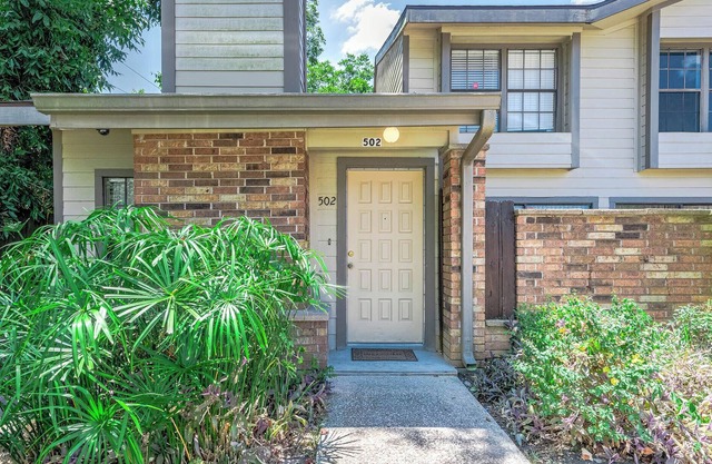 Texas inspired townhome near the heart of League City.