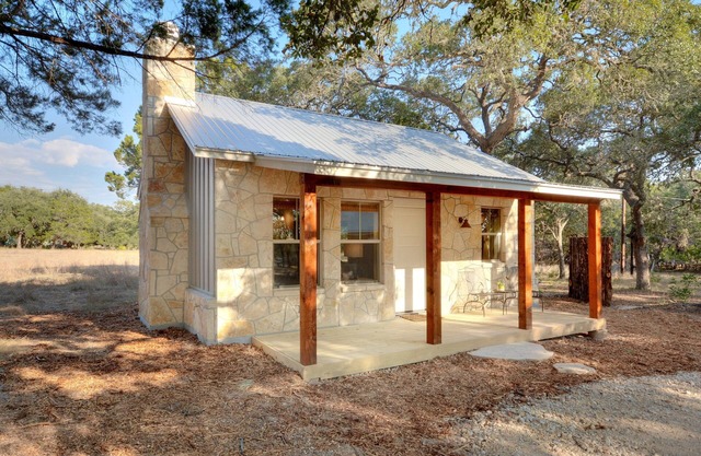Texas Sage I Cabin close to the Square!