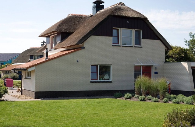 Thatched villa with whirlpool in a holiday park on the IJsselmeer
