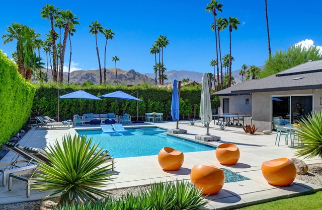 The 1600 - Majestic mountain views, private pool & spa