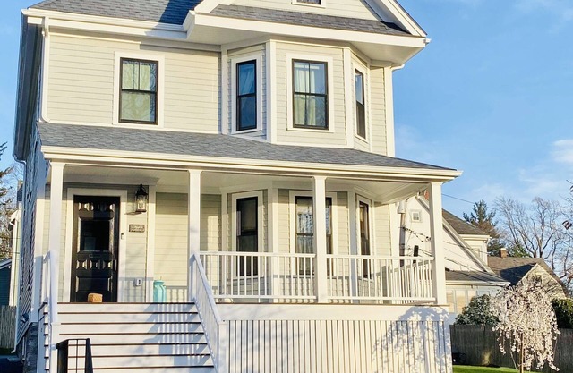 The 1880 House: Historic Single Family Victorian/Walk to Stores, Train and Park.