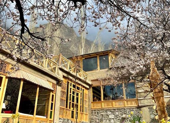 The 2 Magpies, Hunza