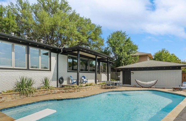 The Alamo Abode | Lake View, Pool, Newly Renovated