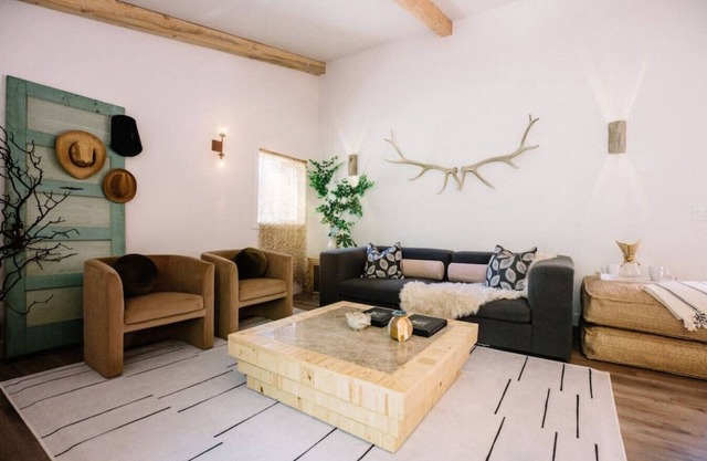 The Antler - Steps to Downtown NC