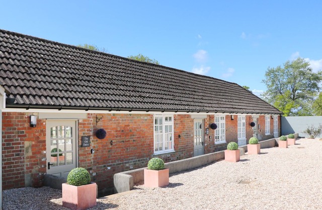 THE APPLE SHED, MOTCOMBE, SHAFTESBURY, pet friendly in Motcombe
