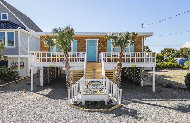 The AWARD-WINNING Knotty Cottage, Beach House, Owner Operated