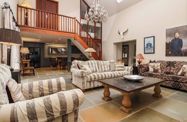 THE BARN, romantic, character holiday cottage in Knaresborough