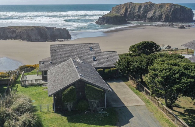 The Beachcomber: Oceanfront with Private Beach Access and Spectacular Views!