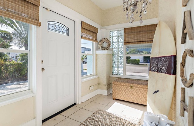 The Beachy Flamingo Villa! 2B/1B Downtown WPB!