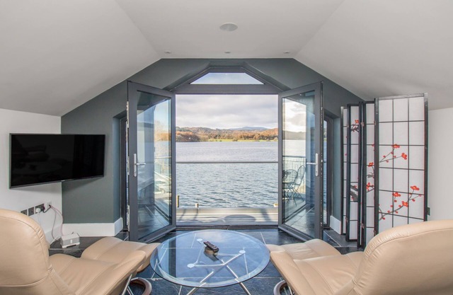THE BOAT HOUSE AT LOUPER WEIR, romantic in Bowness-On-Windermere