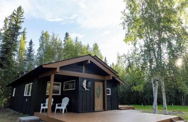 The Bush Pilot House Cozy Retreat with Hot Tub