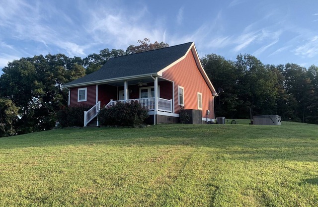 The Cabin at Sheep Creek: Private cabin/farmhouse with gorgeous views.
