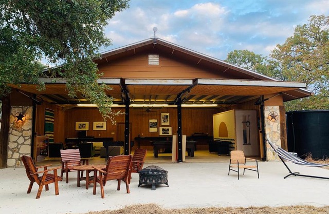 The Camp Blanco by Lodgewell - Riverfront retreat 2 Homes, Bunk House, Game Room & more