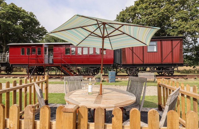 THE CARRIAGE AT HIGH BARN HERITAGE, with a garden in Halstead