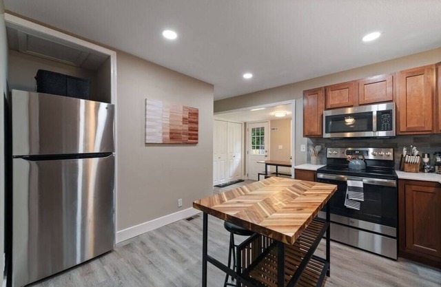 The Cedar Retreat 2BR 1BTH Free Parking Fast Wi-Fi