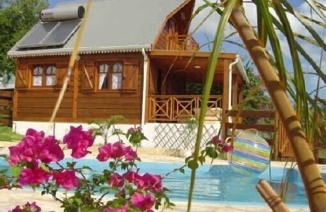 The charm of a wooden bungalow facing the lagoon, in a garden with pool