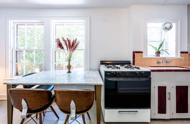 The Charmer, Super Close to UT + Downtown