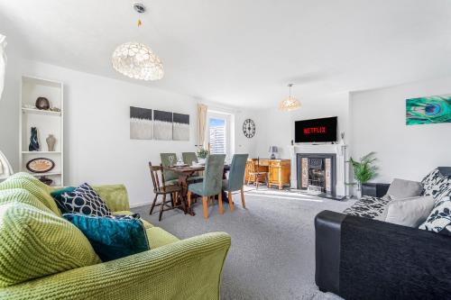 The Churchill & Brookes Residence at Headington A Modern Three-Bedroom Oxford Home near the University and Hospital