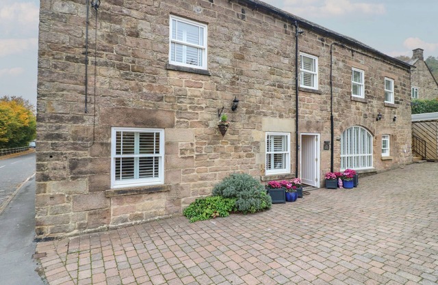THE COACH HOUSE, pet friendly, character holiday cottage in Holloway