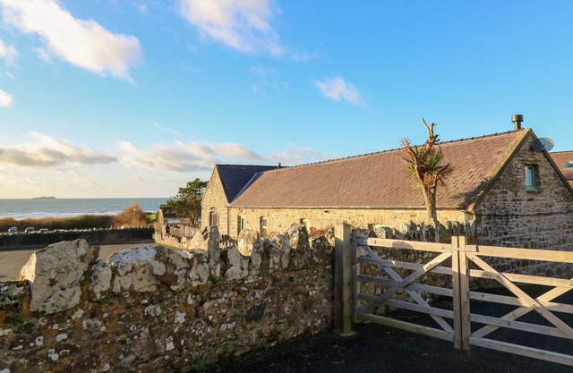 THE COACH HOUSE, pet friendly, with open fire in Broad Haven