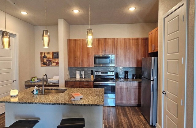 The Contemporary Getaway 2-bedroom apartment with WiFi, fitness room in McKinney