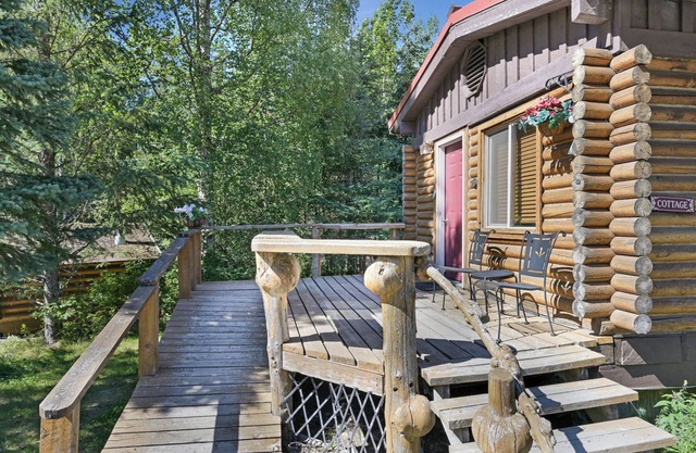 The Cottage - a quaint cabin with full kitchen and bathroom in Hope, Alaska