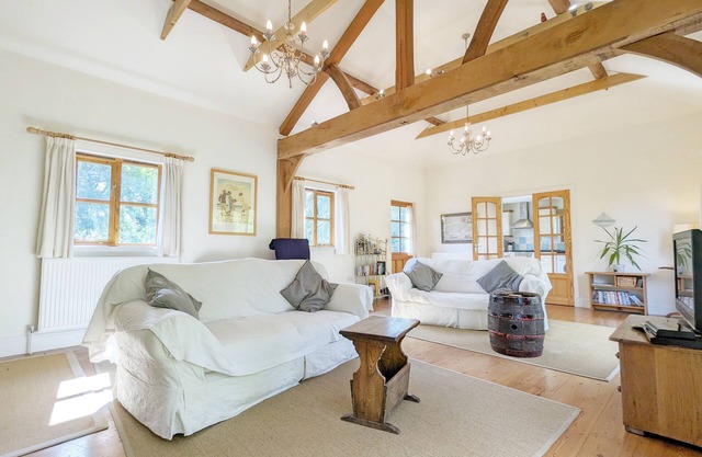 The Cottage at Hale Hill Farm - a cottage that sleeps 5 guests in 2 bedrooms