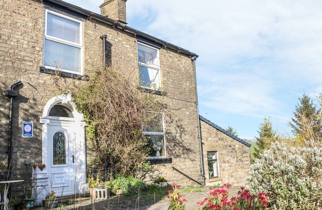 THE COTTAGE AT MOSELEY HOUSE FARM, pet friendly in Chinley