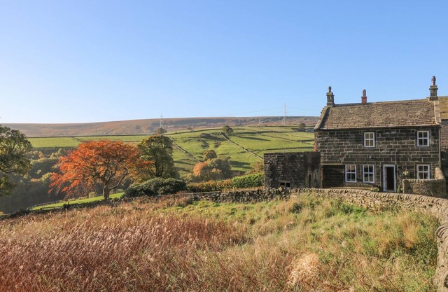 THE COTTAGE, BEESTON HALL, pet friendly, with hot tub in Ripponden