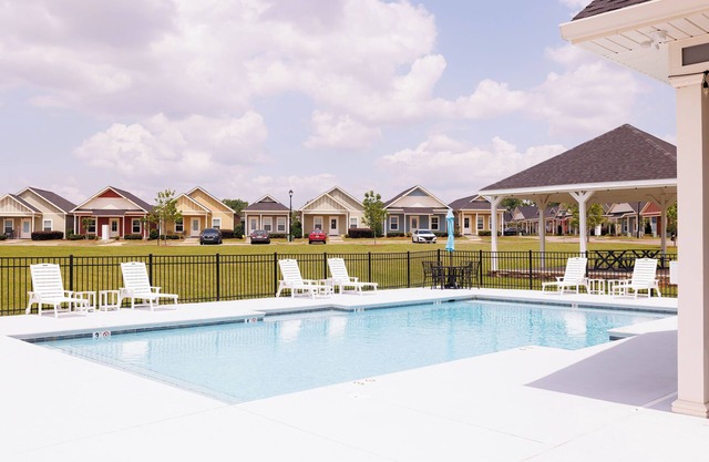 The Cottages: 2BR/2BA Dothan Pet FriendlynGorgeous Pool, Pickle Ball court, Gym