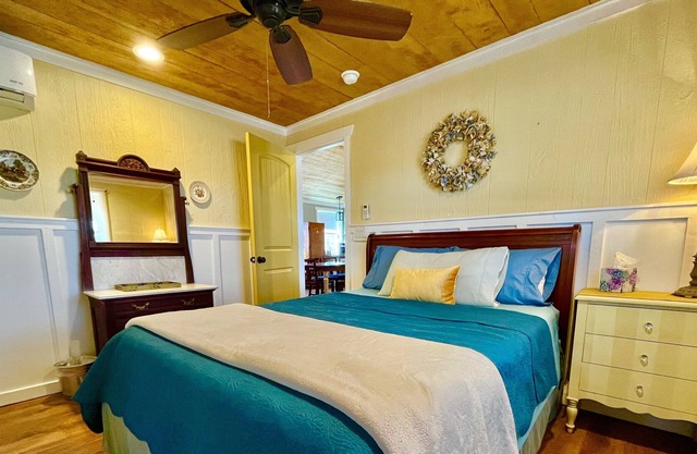 The Country House- 2 Bedroom/2 Bathroom