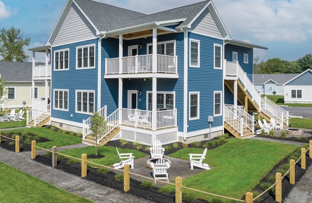 The Cove at Sylvan Beach - Pet friendly lakeside cottage with a pontoon boat!