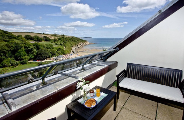 THE CROWS NEST, family friendly, with pool in Maenporth, Cornwall