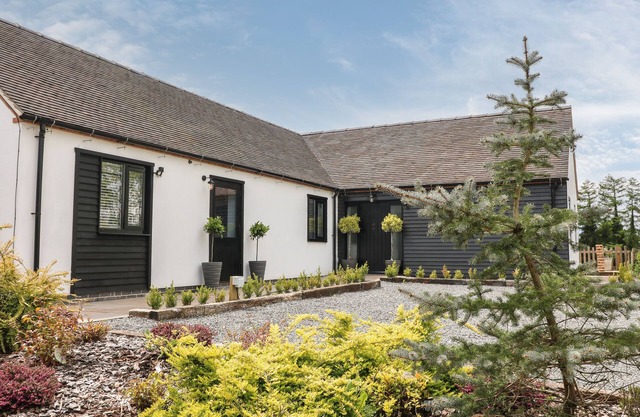 THE DEN, BANK TOP FARM, romantic, luxury holiday cottage in Ashbourne
