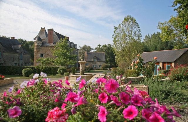 The Domaine des Forges offers the gite du Bocqueur covered and heated swimming pool