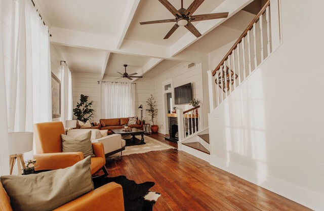 The Dreamiest Home on Homan - Lovely 3 Bedroom House - Near to Everything