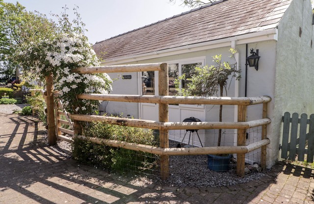 THE DUCK HOUSE, pet friendly, with open fire in Wolfscastle