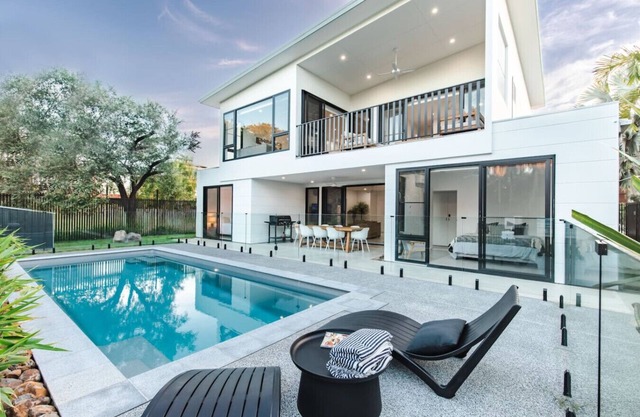 The Dūne - 4 BR w/Private Pool - 100m to Beach
