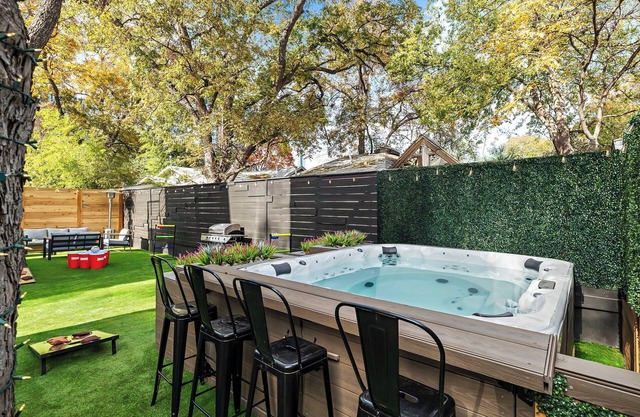 The East Twin Oasis - Hot Tub near Downtown Austin