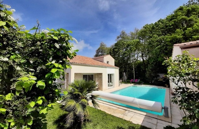 The edge of the wood. Bright villa close to La Rochelle and Ile de Ré.